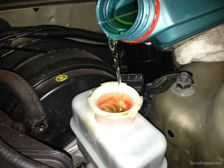 Нужно ли менять тормозную жидкость в машине